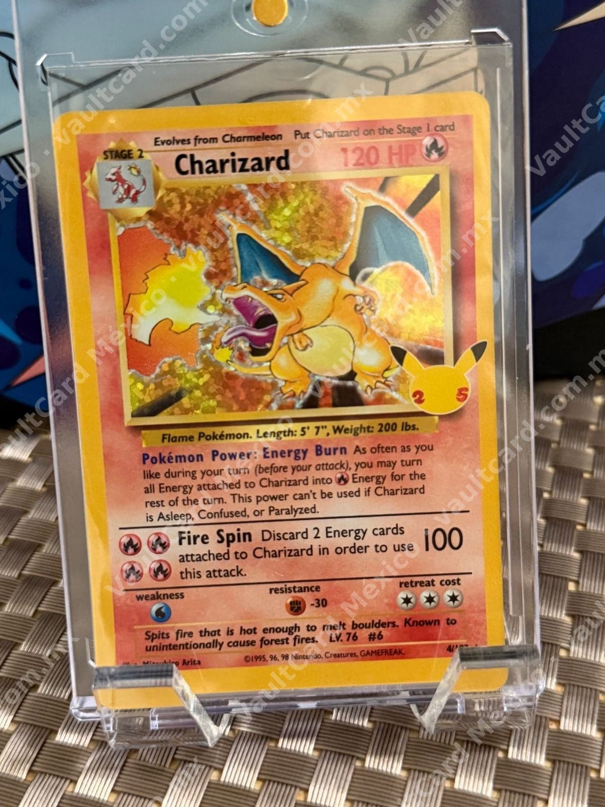 Charizard 4/102 - Celebrations Classic Collection 25 Aniversario Inglés