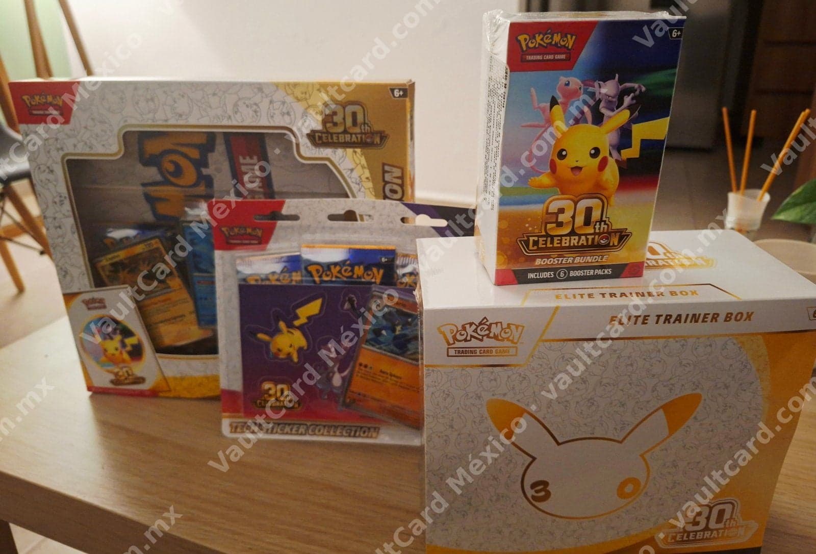 Lote Pokémon 30th Celebration - ETB, Booster Bundle, Tech Sticker y Collection (Inglés)