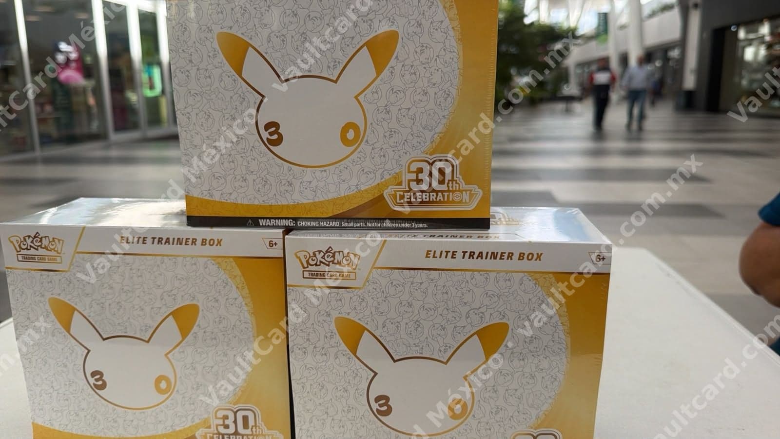 Elite Trainer Box Pokémon 30th Celebration - Inglés Sellada
