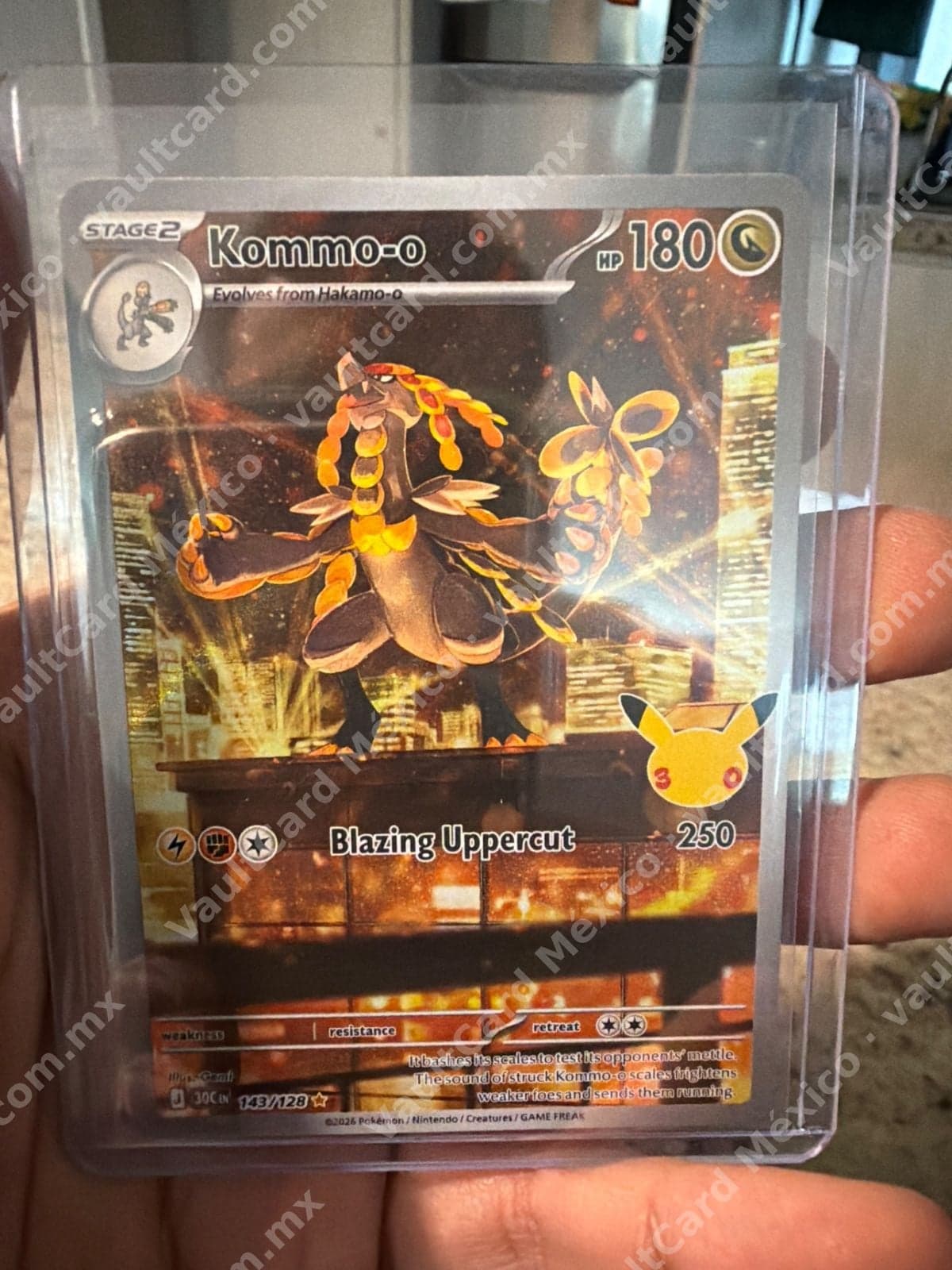Kommo-o 143/128 - (30C) Inglés - Celebración 30 Aniversario