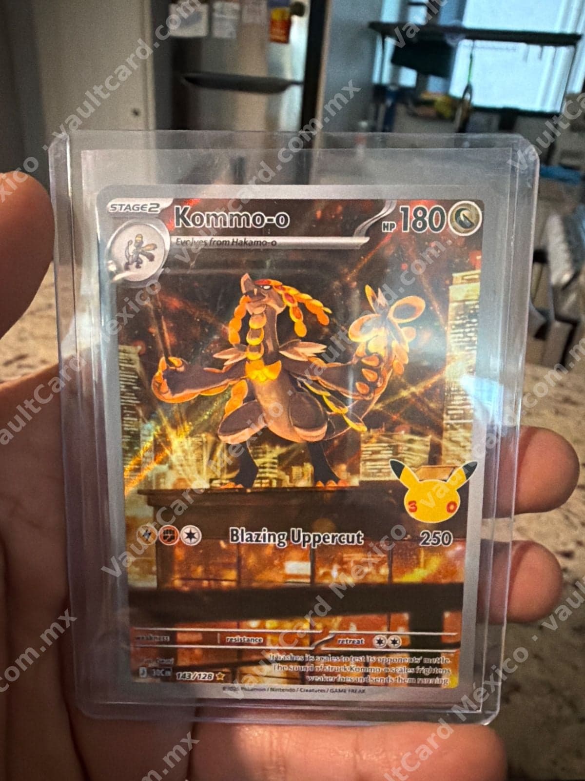 Kommo-o 143/128 - Pokémon 30th Anniversary Inglés