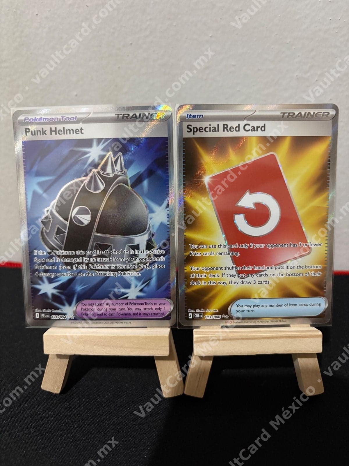 Lote 2 Cartas: Punk Helmet 121/094 (PFL) + Special Red Card 113/086 (CRI) - Inglés