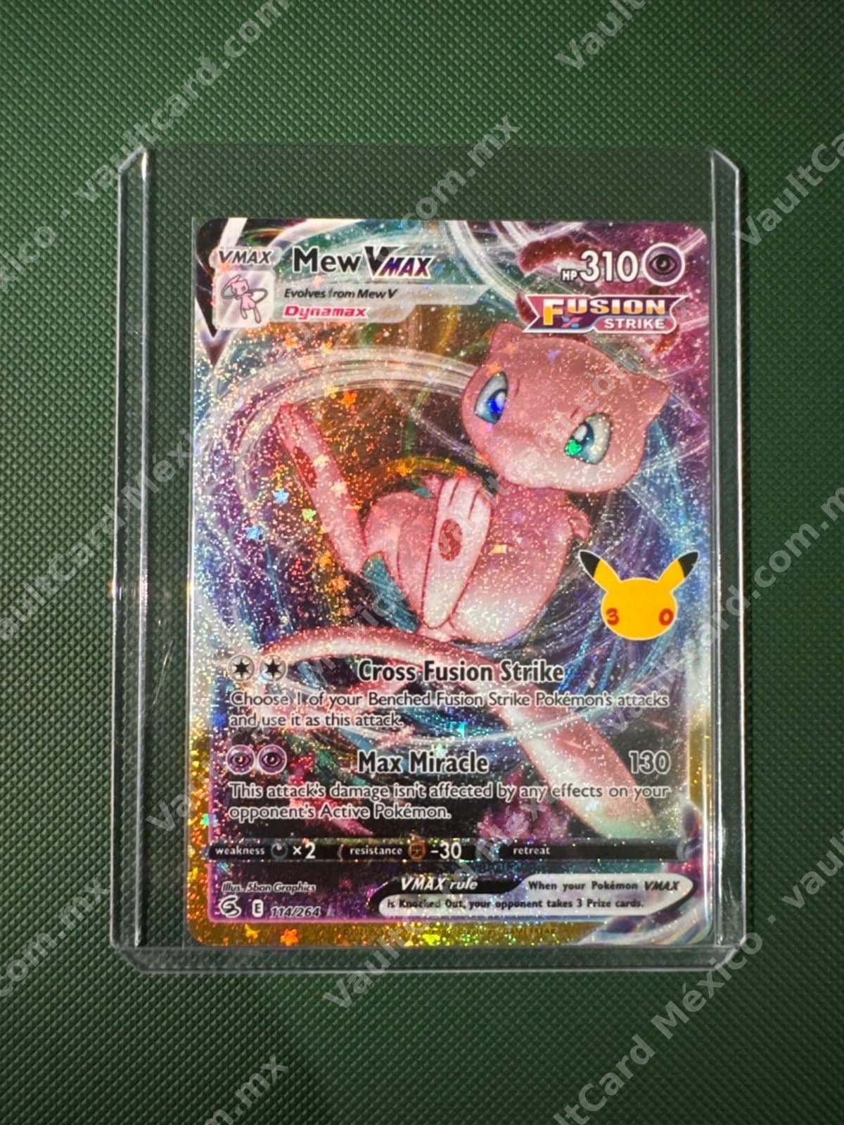 Mew VMAX 114/264 - Fusion Strike (Celebrations Pikachu) Inglés
