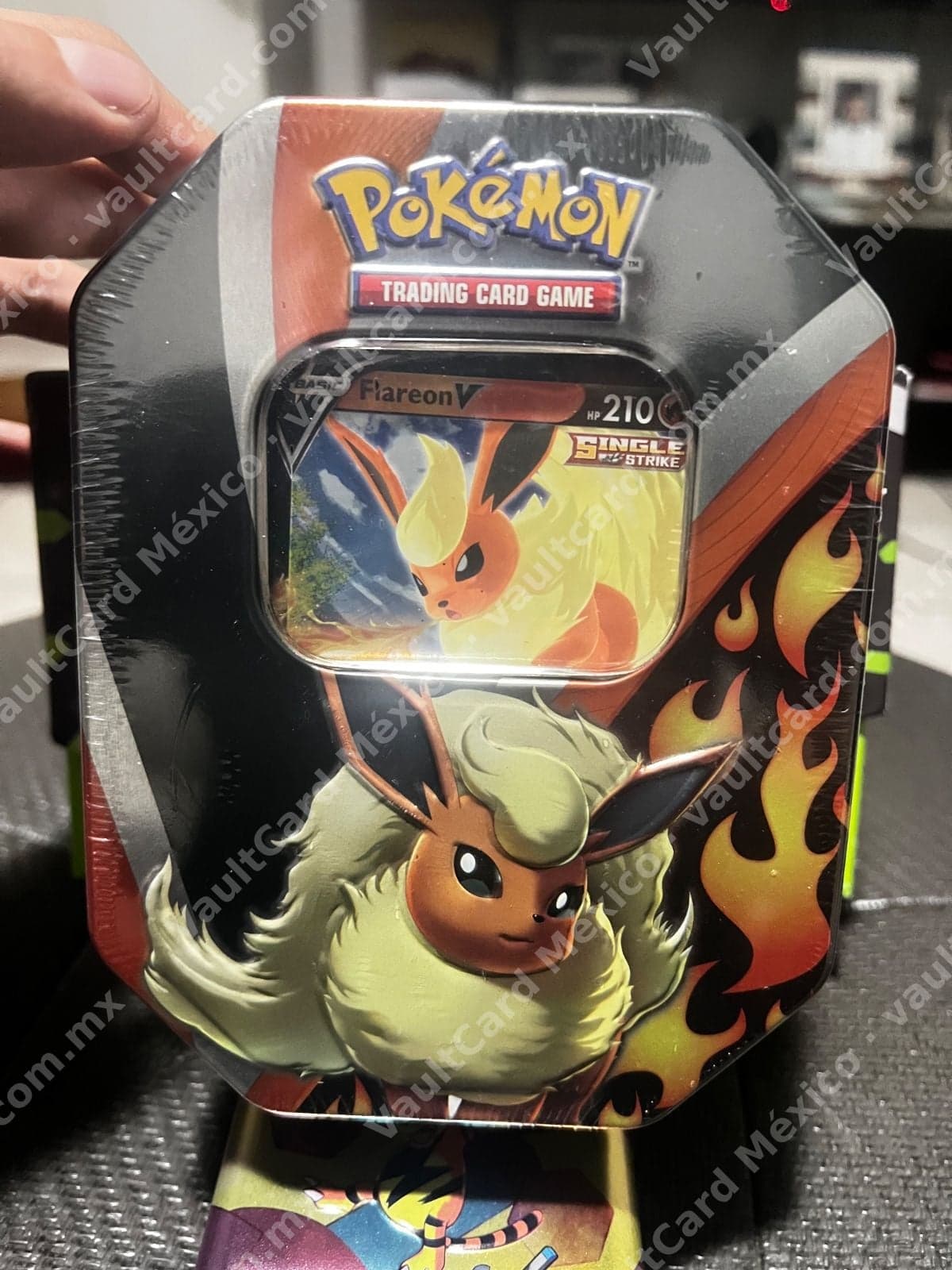 Lata Pokémon TCG Flareon V - Single Strike Inglés (Sellada)