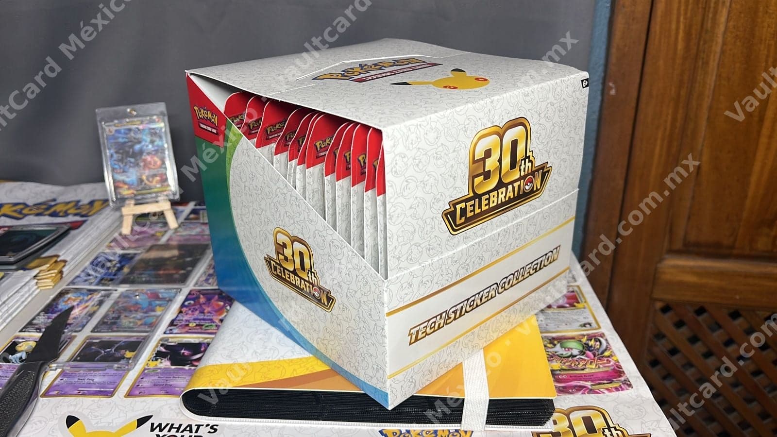 Caja Pokémon 30th Celebration Tech Sticker Collection - Inglés (No sellada)