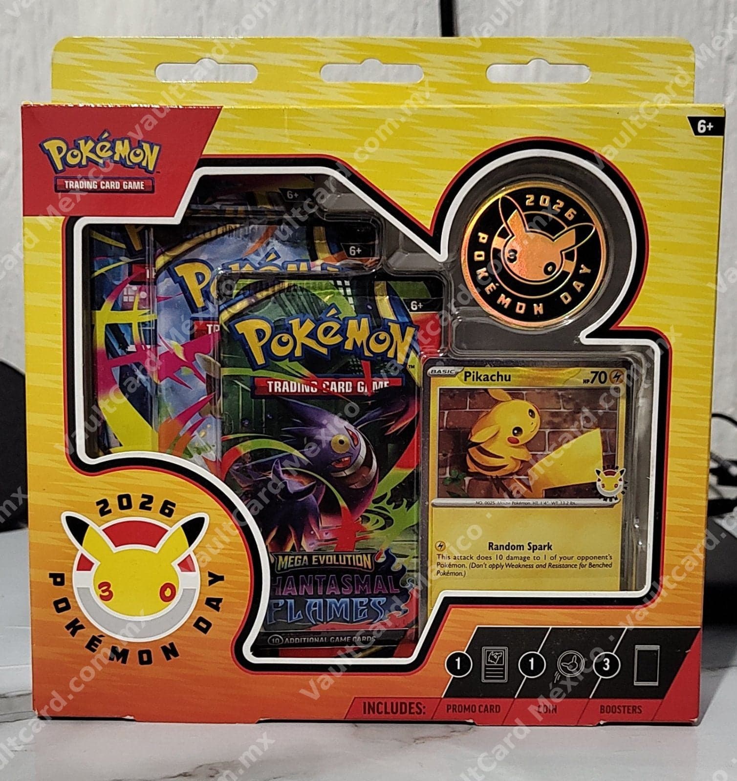 Pokémon Day 2026 Pin Collection - Pikachu Promo + 3 Sobres - Inglés