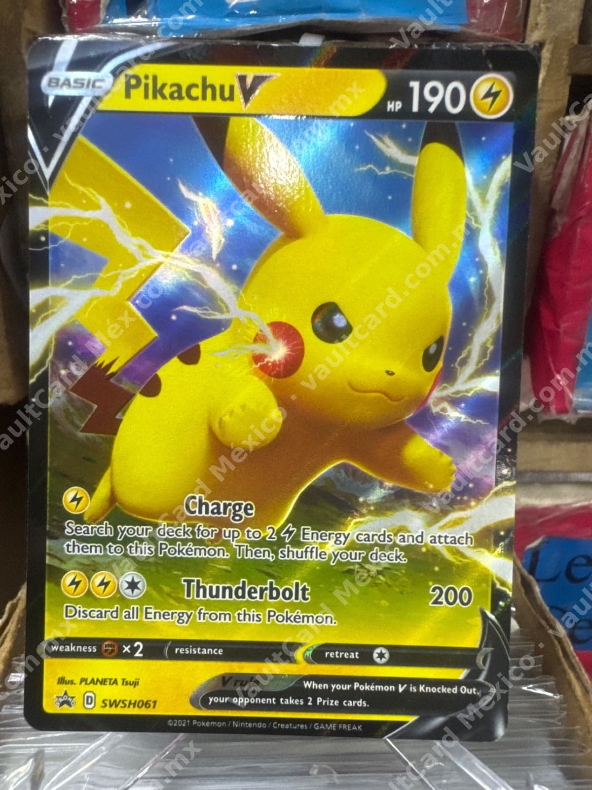 Pikachu V SWSH061 - Promo Black Star Inglés