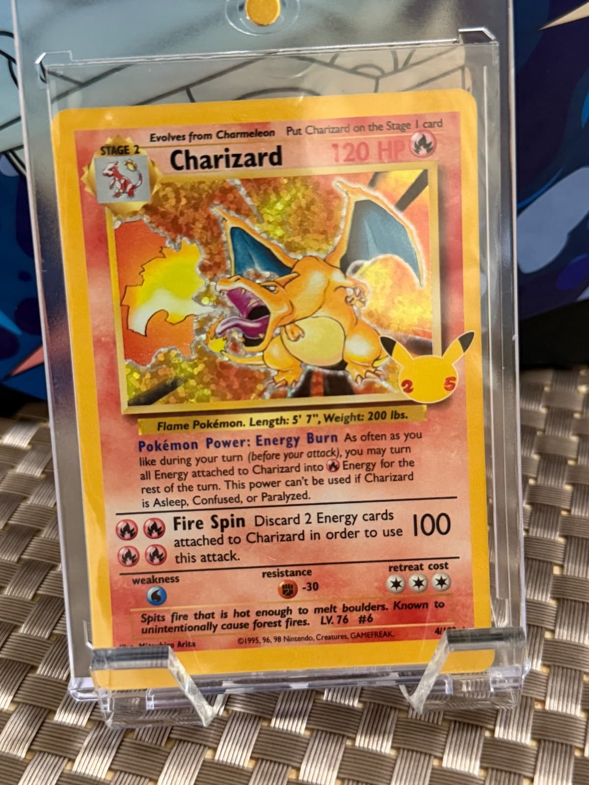 Charizard 4/102 - Celebrations Classic Collection 25 Aniversario Inglés — foto 1