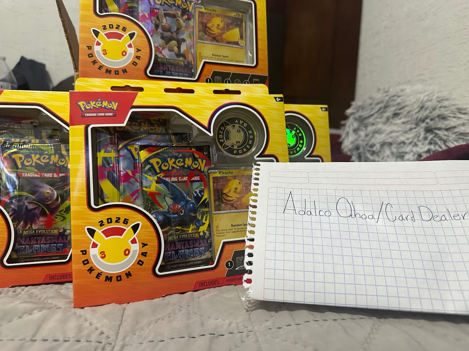 Pokémon Day 2026 Blister Pikachu con Moneda - Mega Evolution Phantasmal Flames (Sellado)