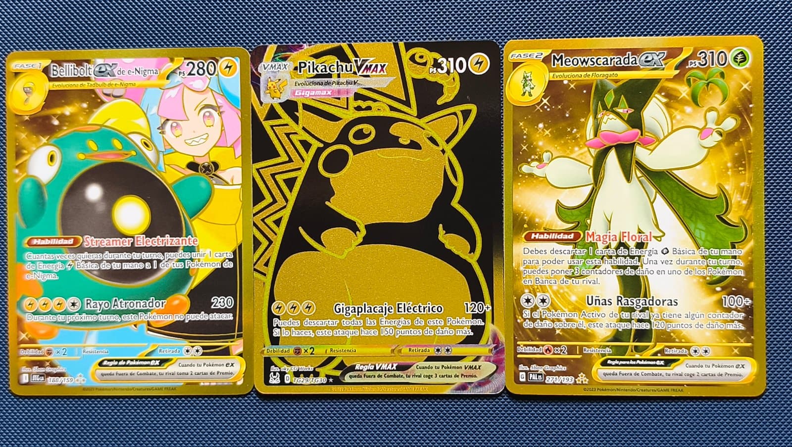 Lote 3 Cartas Doradas Pokémon: Bellibolt ex 188/159, Pikachu VMAX TG29/TG30, Meowscarada ex 271/193 - Español