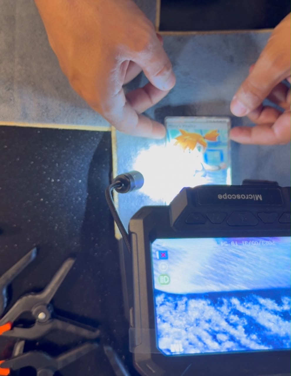 Posicionando una carta para inspección en el laboratorio de VaultCard
