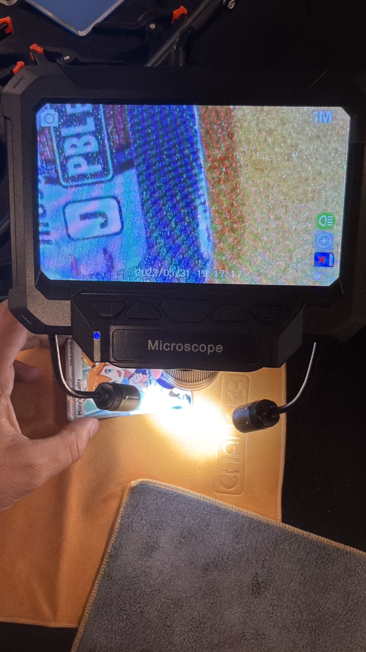 Inspección con microscopio digital en la bóveda de VaultCard